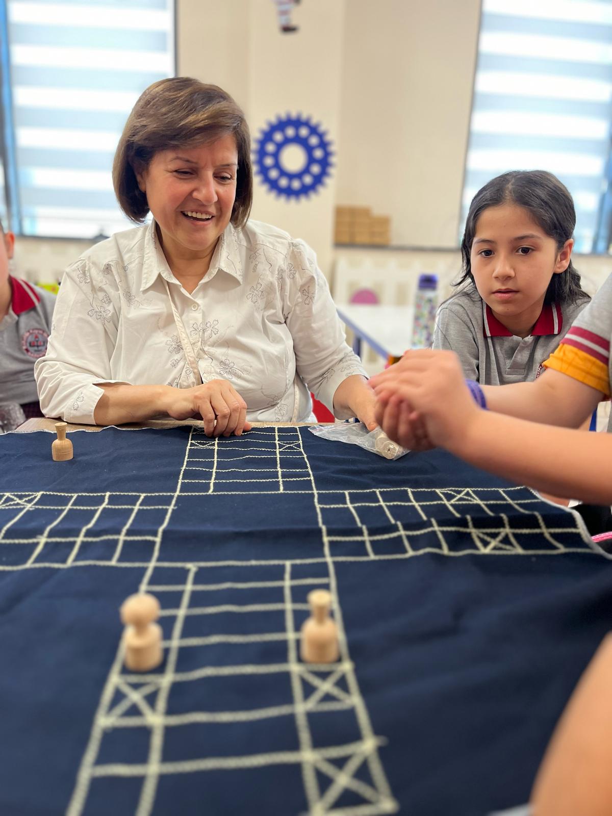 Kütüphanede Kuşaklar Buluştu Çocuklar Peçiç Oyunu ile Tanıştı