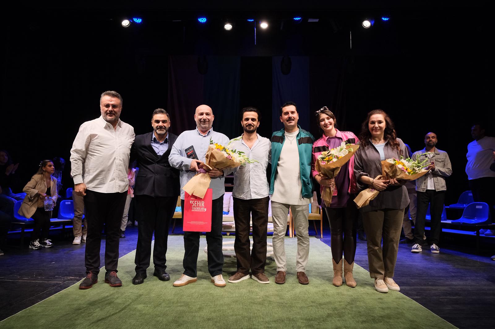 Adana'da Tiyatro Coşkusu: Şehir Tiyatrosu, “Totem Felsefesi” ile Büyüledi