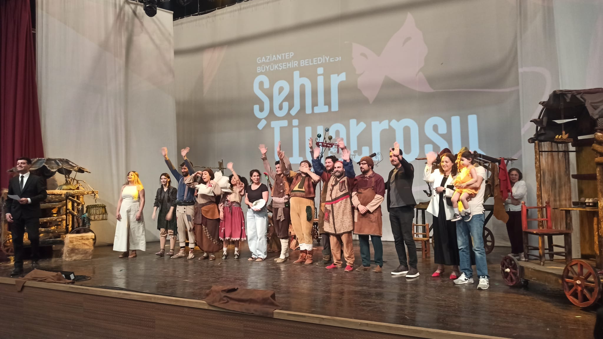 Mardin İl Milli Eğitim Müdürlüğü Konferans Salonu’nda  “Uçtu Uçtu Hezarfen” Oyunu ile İzleyicilerimizle Buluştuk. 
